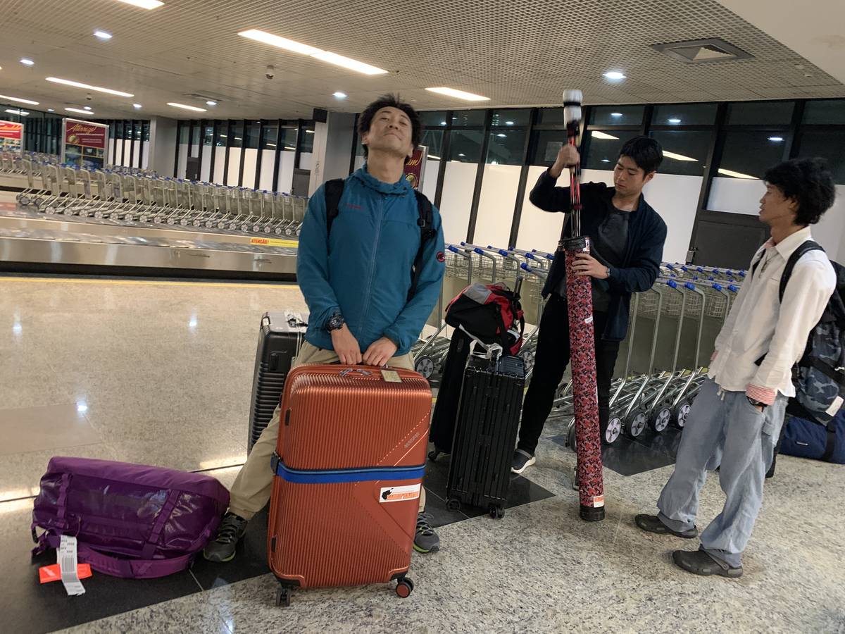 現地空港に到着したBassin’ Heavenのメンバーとロッドケース